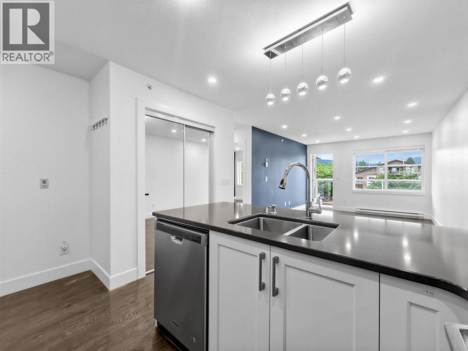 401 1990 WESTMINSTER AVENUE, Port Coquitlam