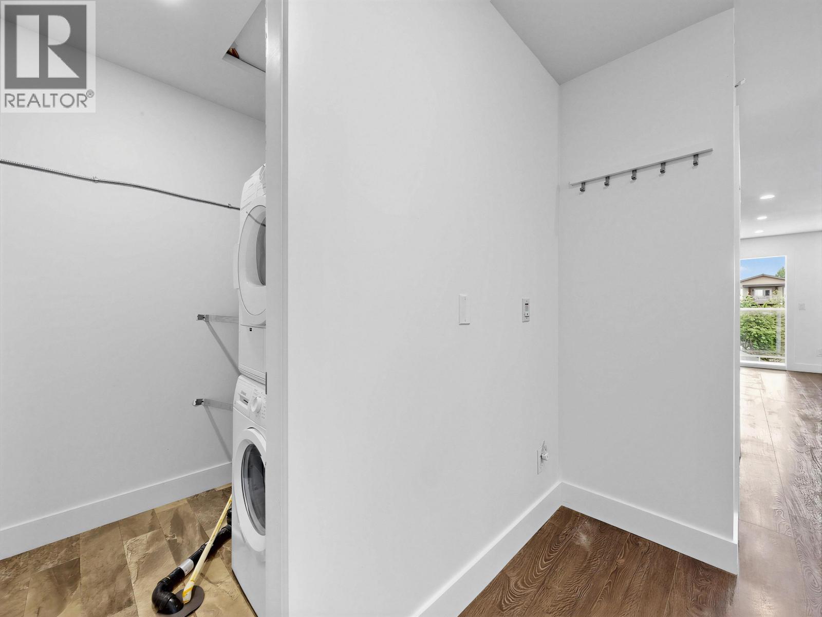 401 1990 WESTMINSTER AVENUE, Port Coquitlam