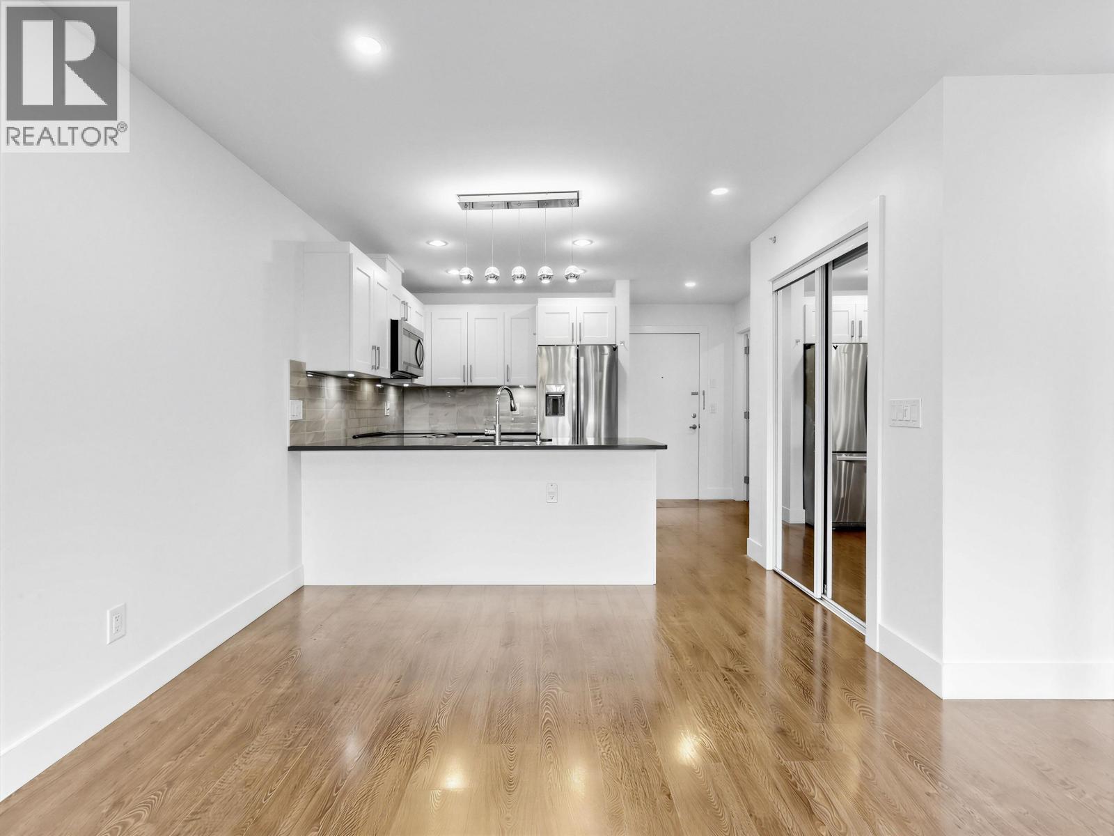 401 1990 WESTMINSTER AVENUE, Port Coquitlam