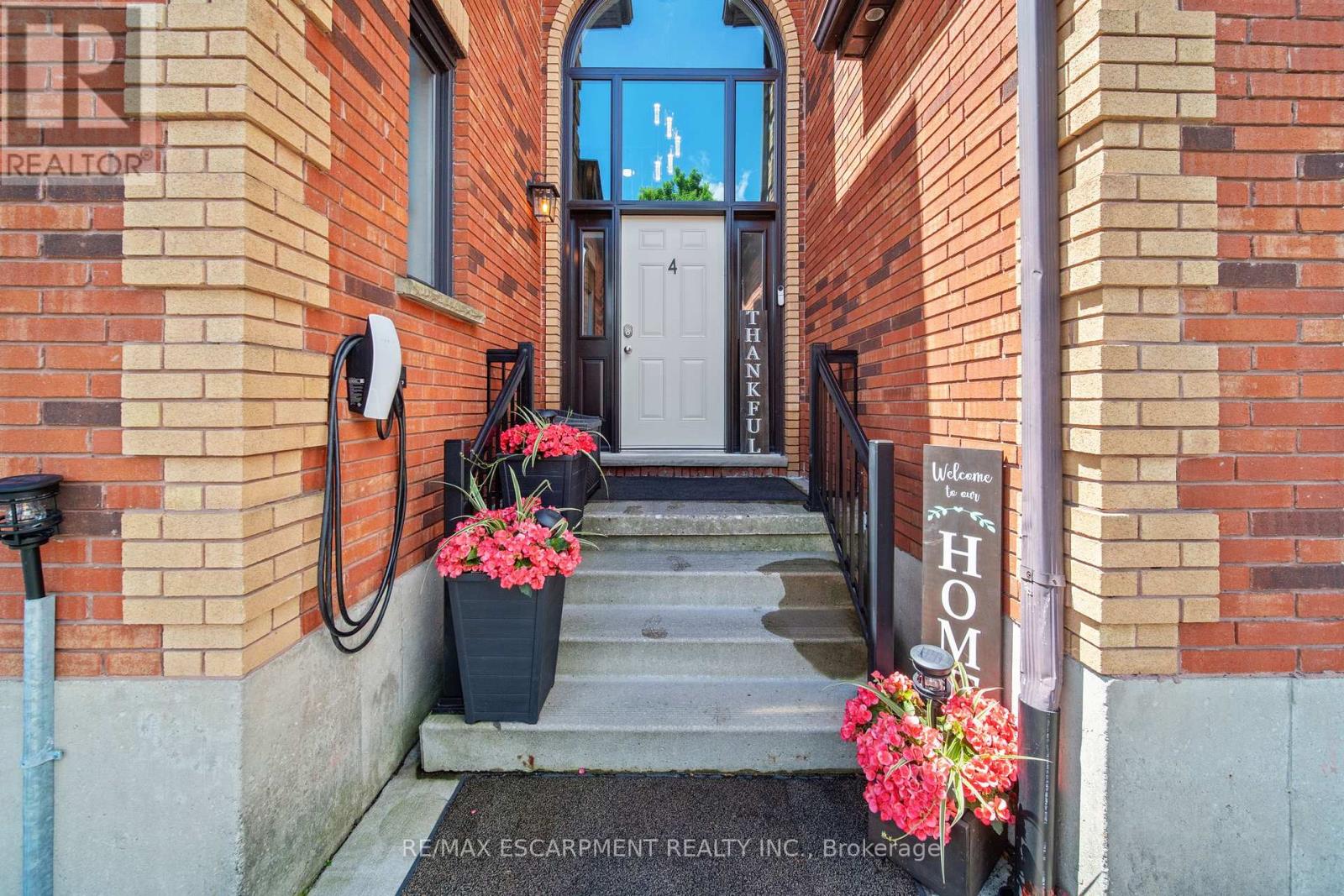 #4 54 ARGYLE STREET S - 3