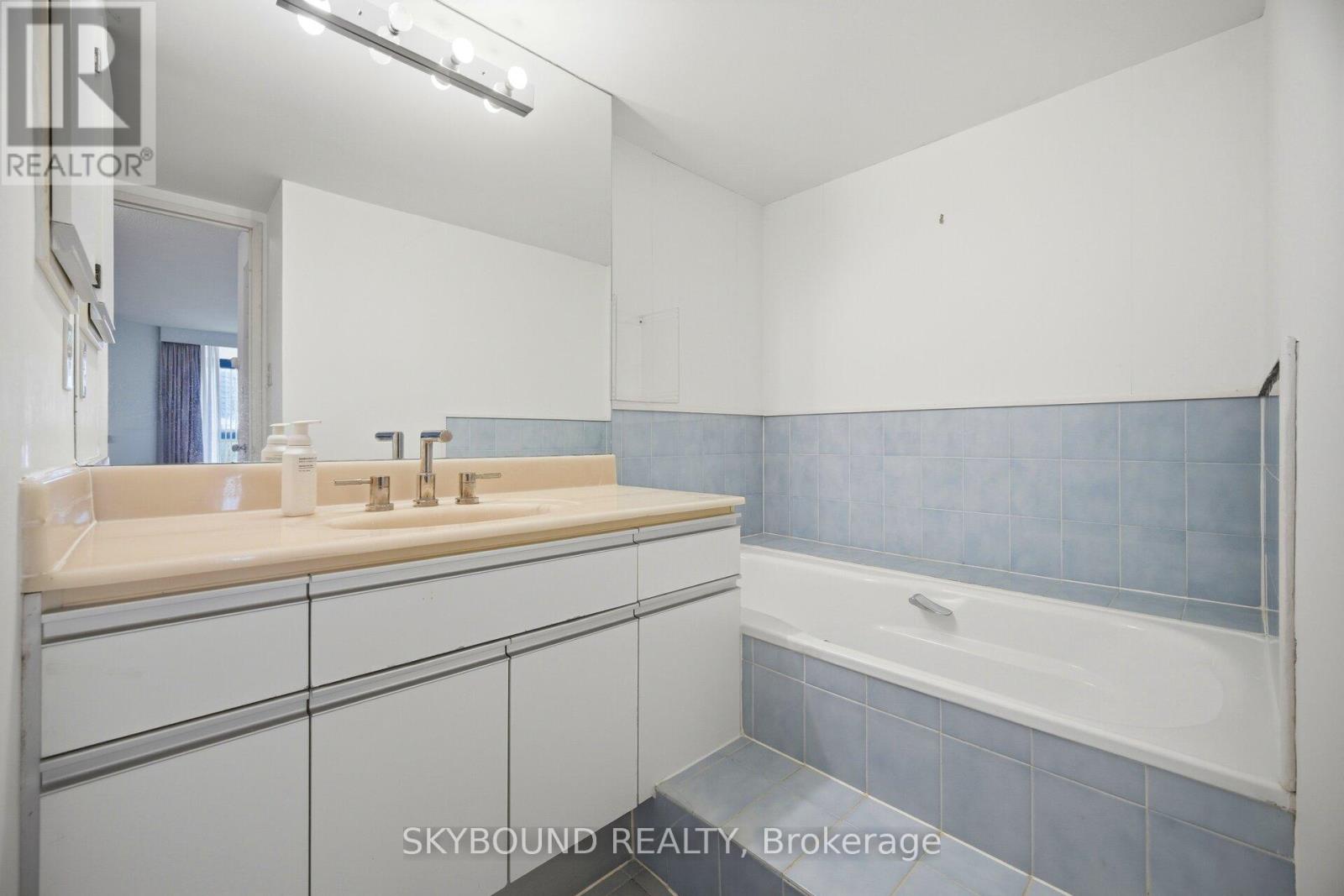 #511 10 KENNETH AVENUE - 26