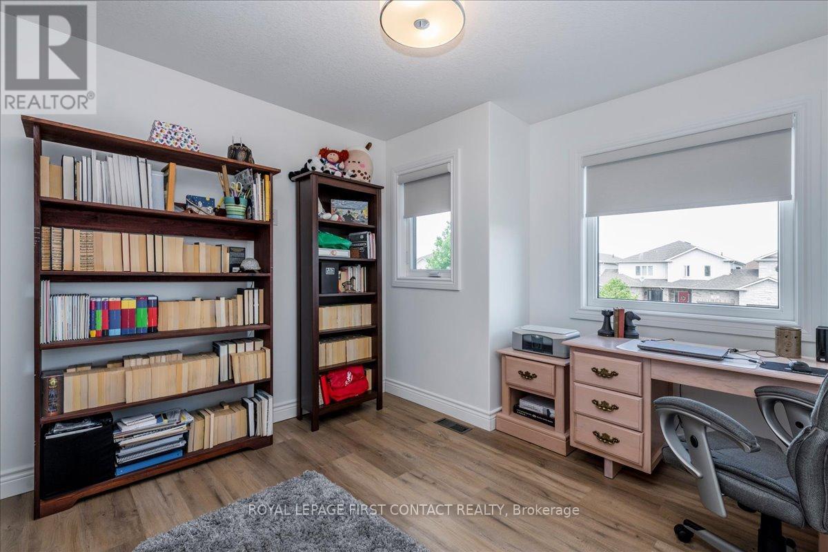 182 BANTING CRESCENT - 17
