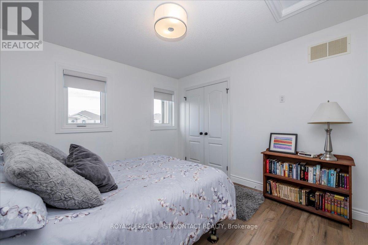 182 BANTING CRESCENT - 18