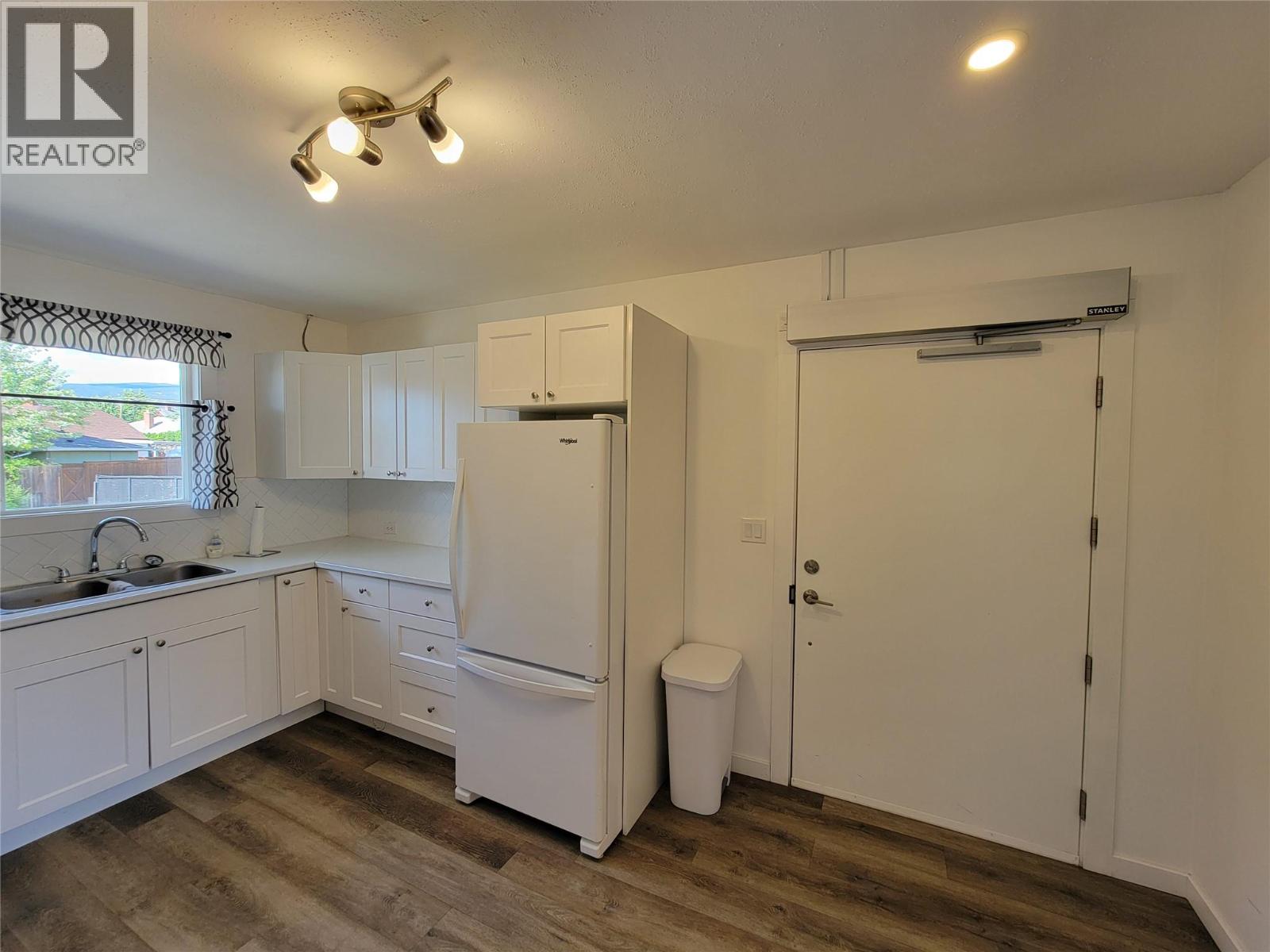 565 Eckhardt Avenue W - 9