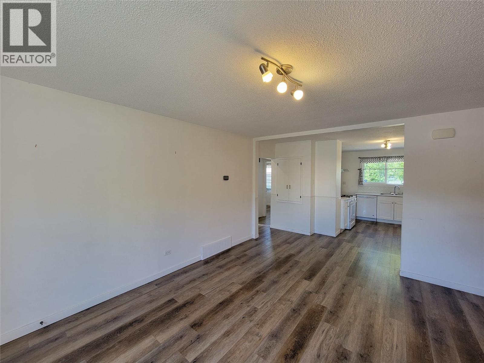 565 Eckhardt Avenue W - 16