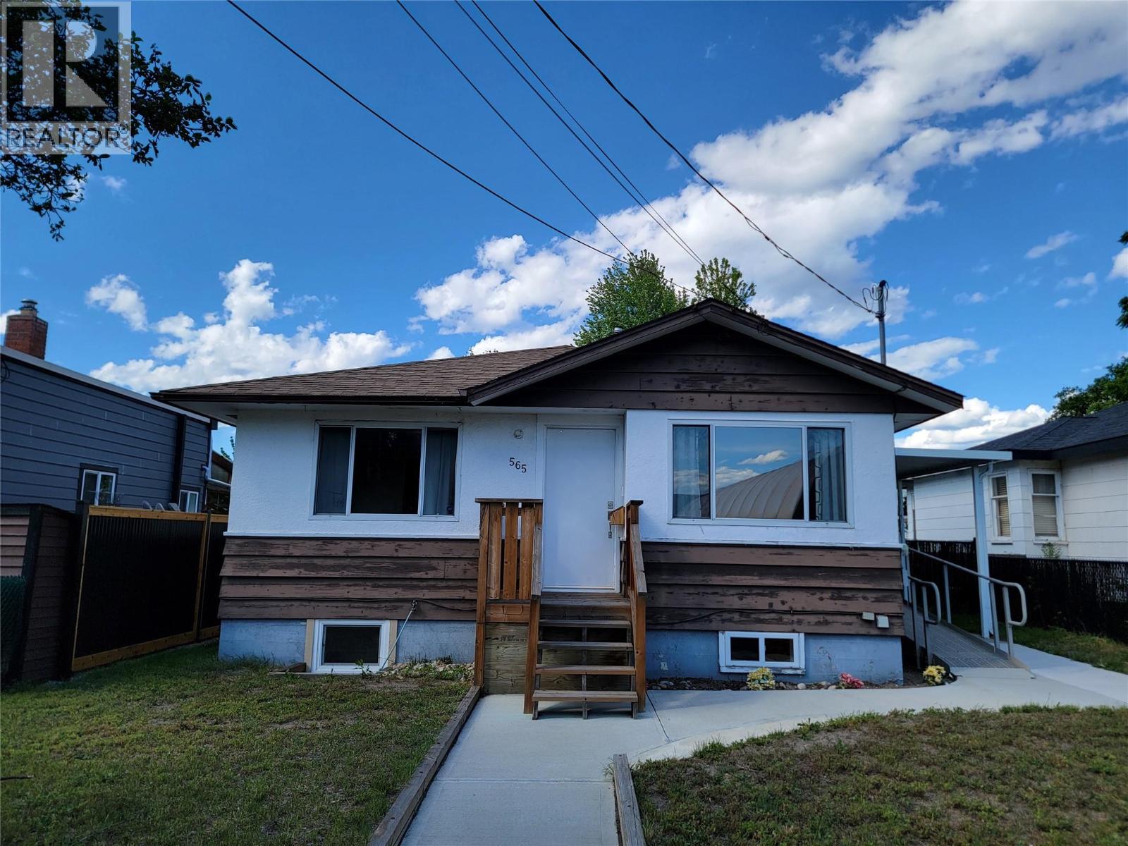 565 Eckhardt Avenue W - 1