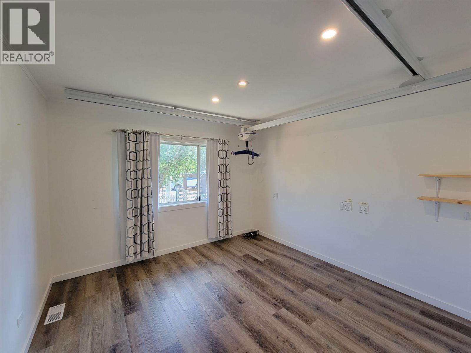 565 Eckhardt Avenue W - 17