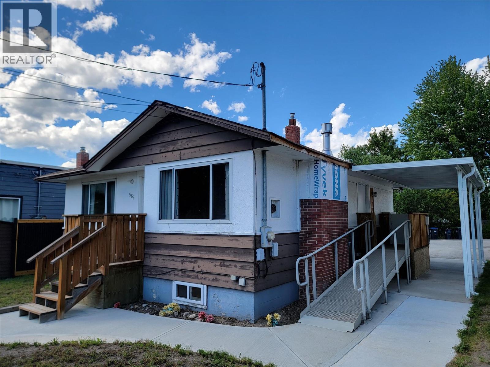 565 Eckhardt Avenue W - 2