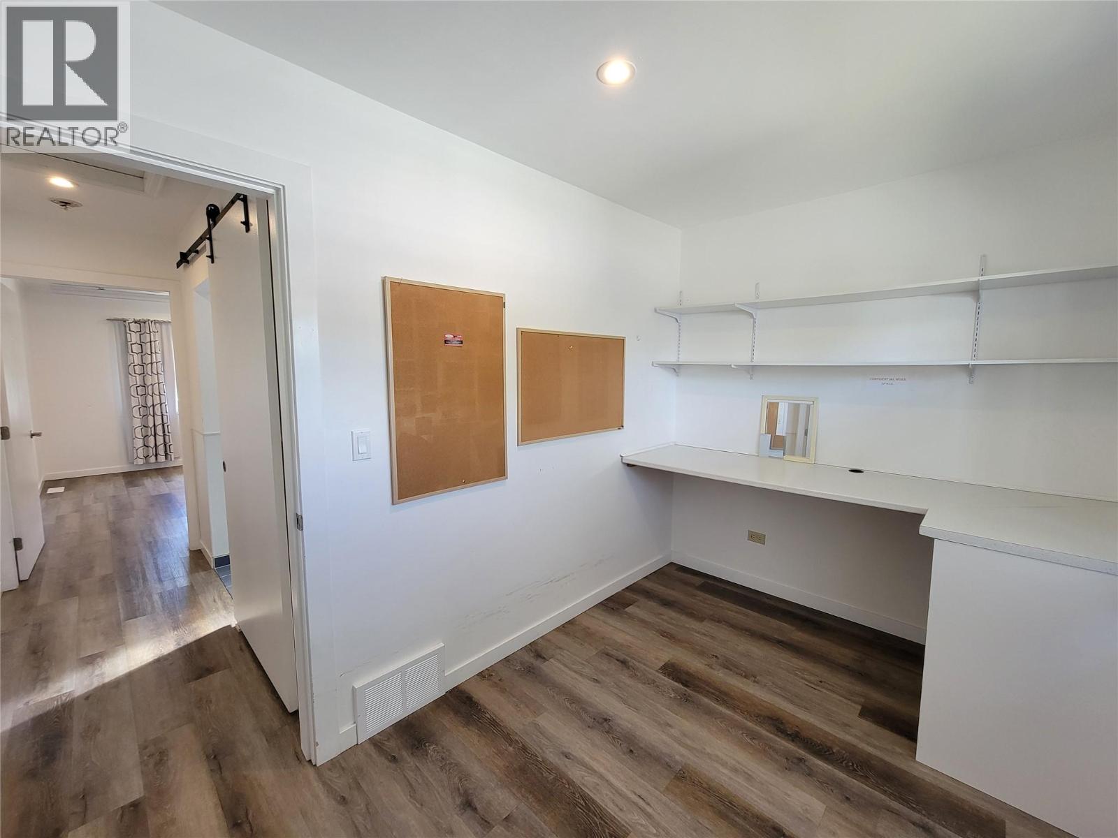 565 Eckhardt Avenue W - 23