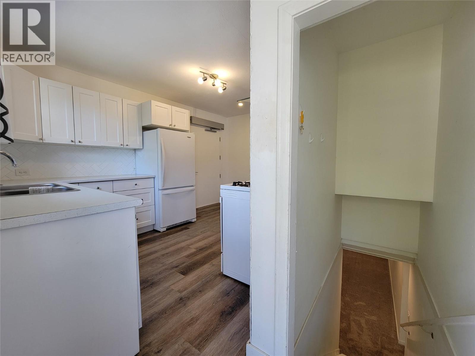 565 Eckhardt Avenue W - 24