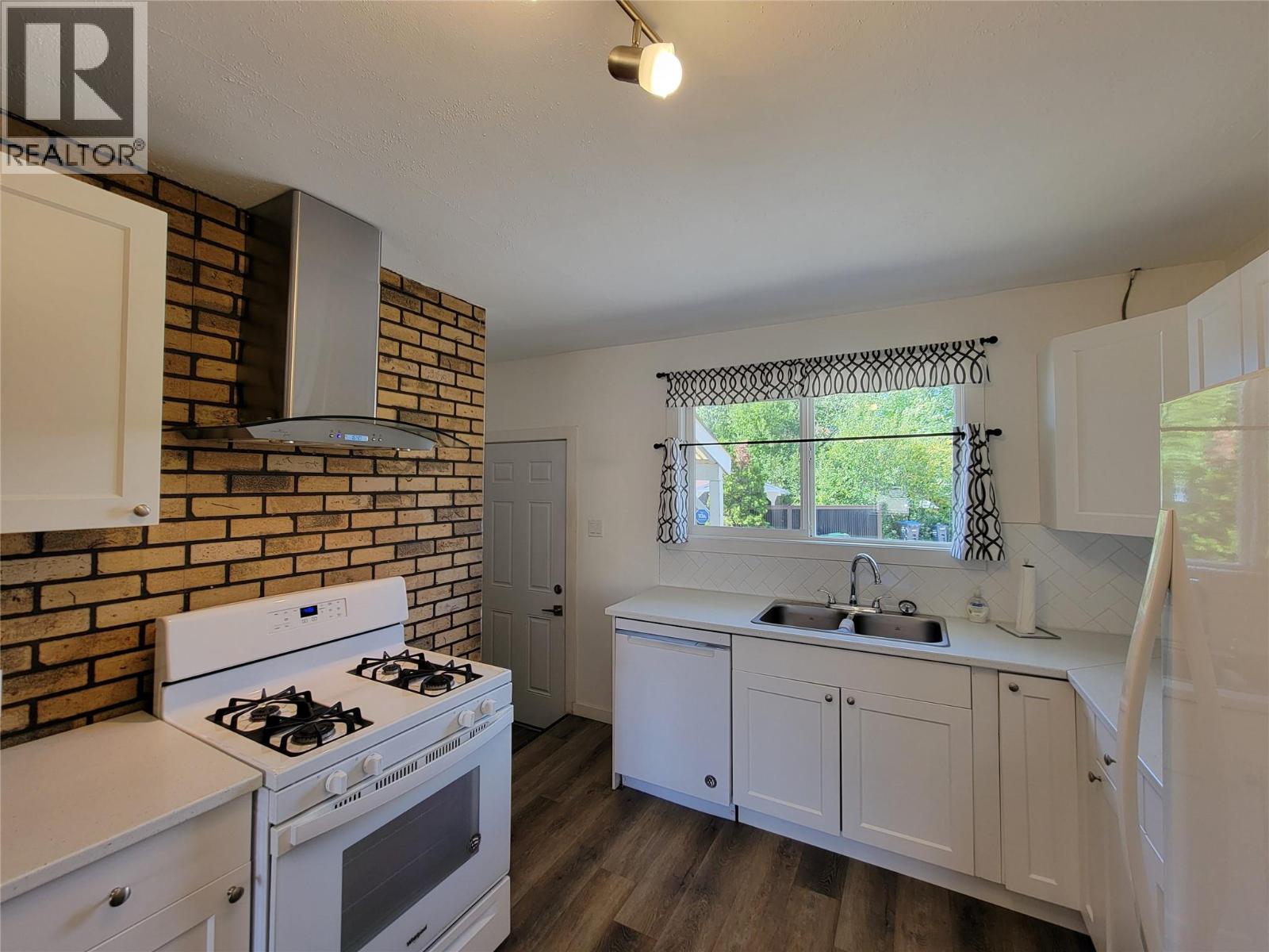 565 Eckhardt Avenue W - 7