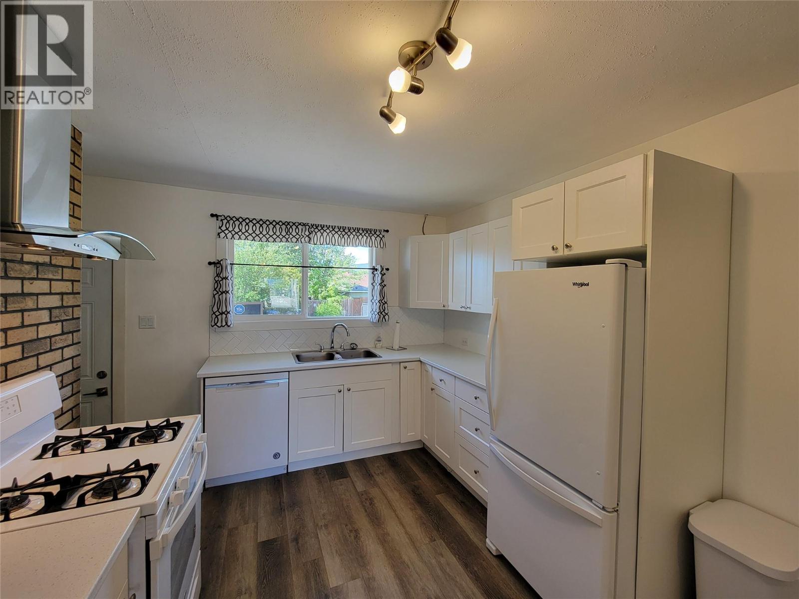 565 Eckhardt Avenue W - 8