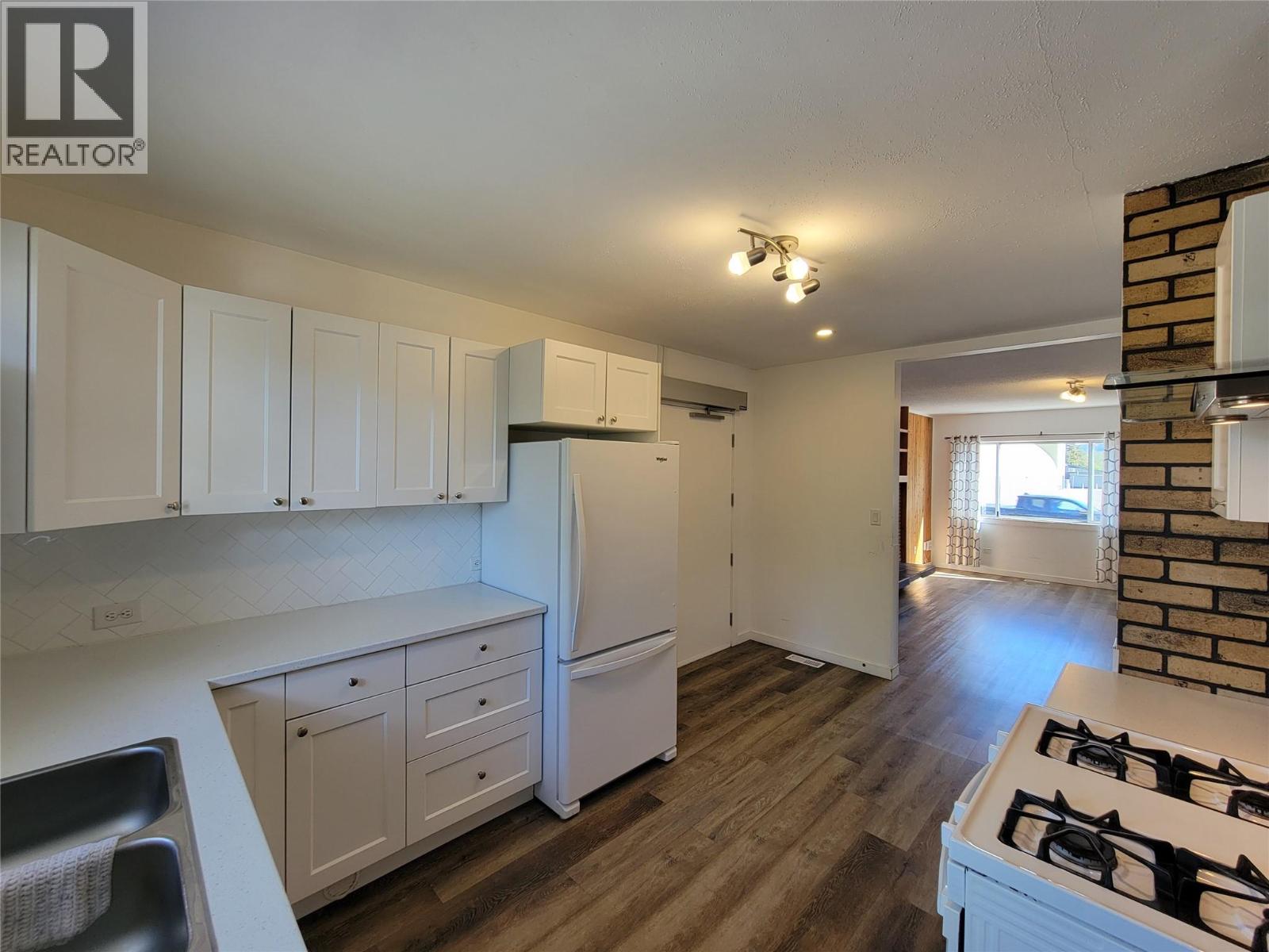 565 Eckhardt Avenue W - 6
