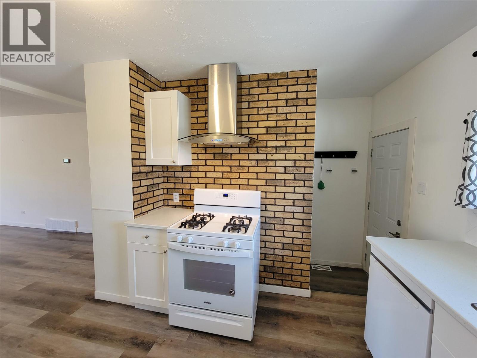565 Eckhardt Avenue W - 11