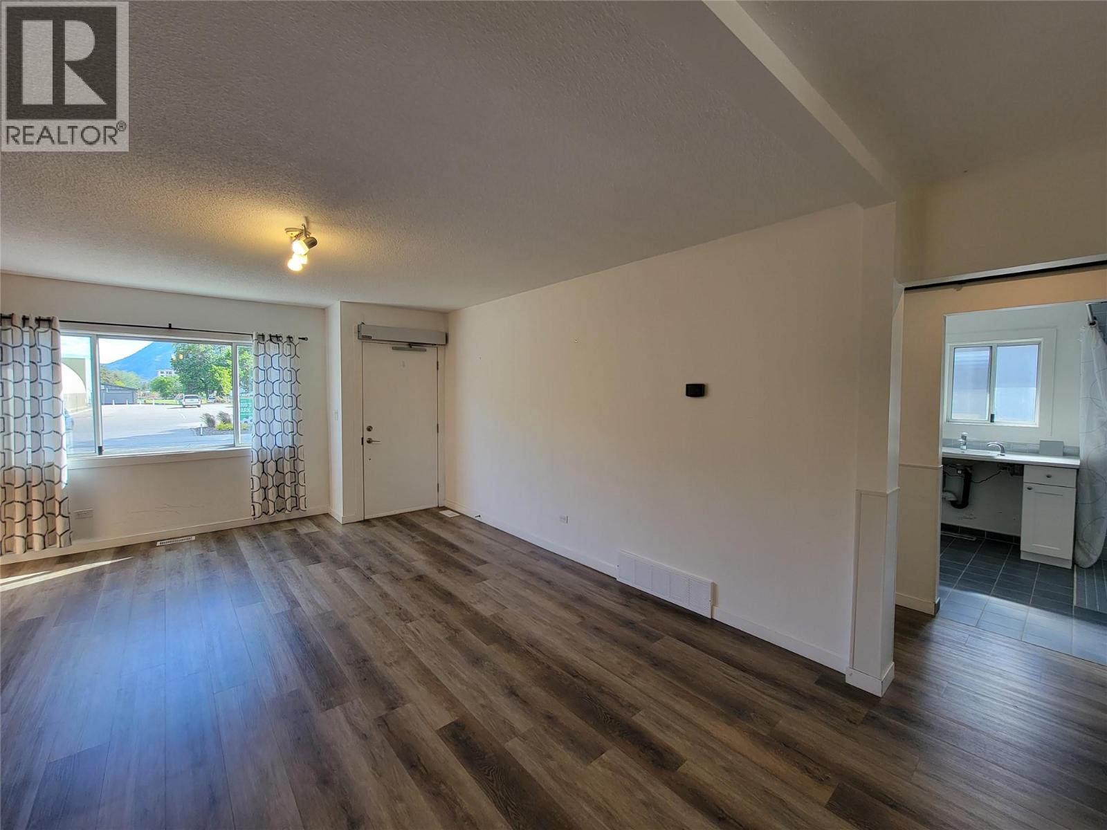 565 Eckhardt Avenue W - 12