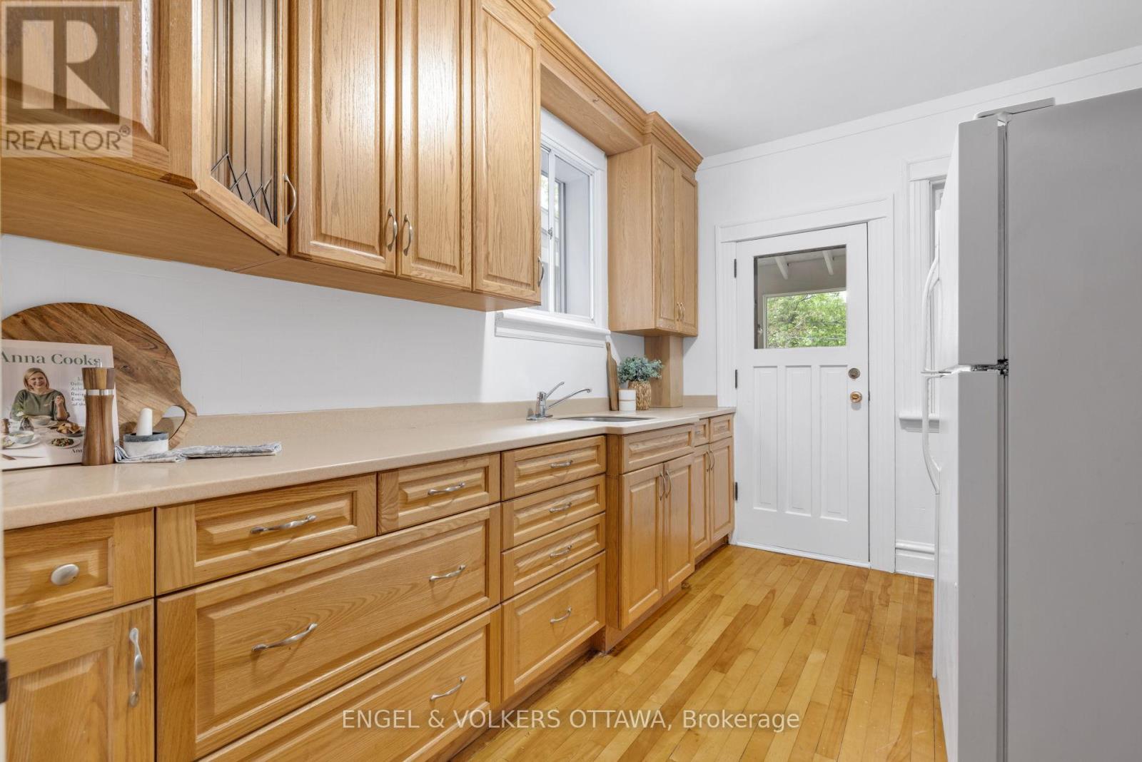 3 Bed, 2 Bath House for Sale in Ottawa – 54 GLENDALE AVENUE, Ottawa – MLS# X13452900 - Image 18