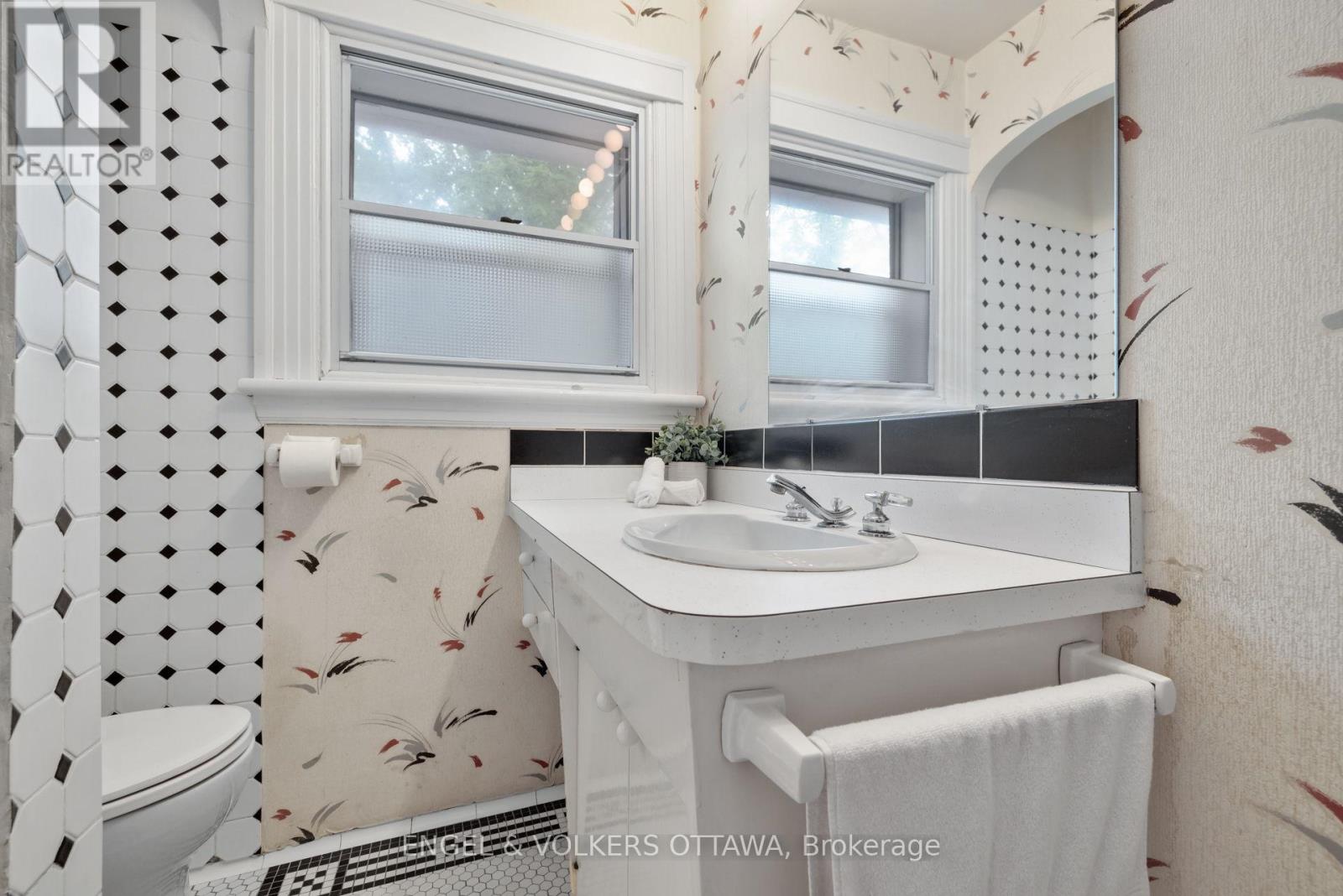 3 Bed, 2 Bath House for Sale in Ottawa – 54 GLENDALE AVENUE, Ottawa – MLS# X13452900 - Image 28