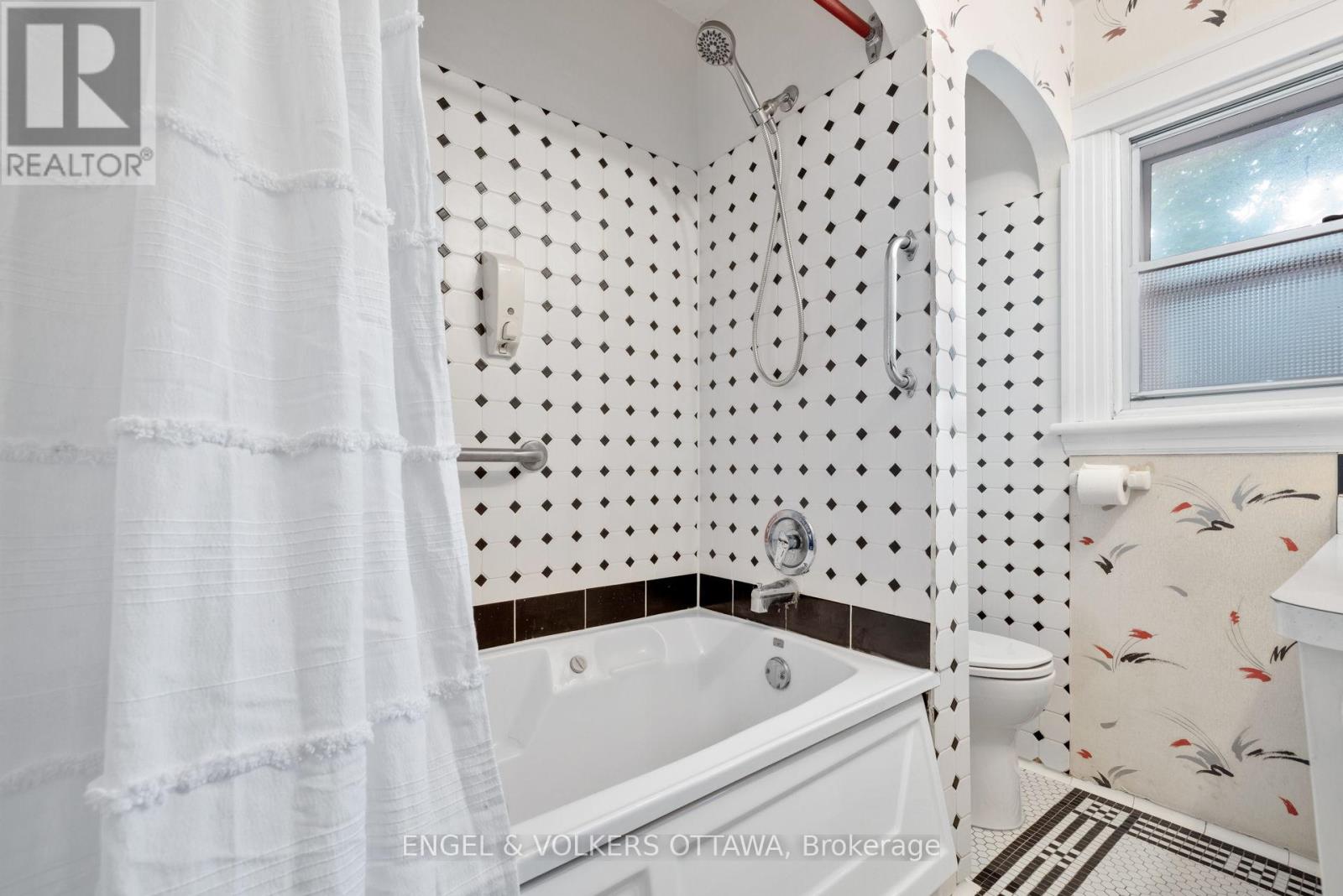3 Bed, 2 Bath House for Sale in Ottawa – 54 GLENDALE AVENUE, Ottawa – MLS# X13452900 - Image 29