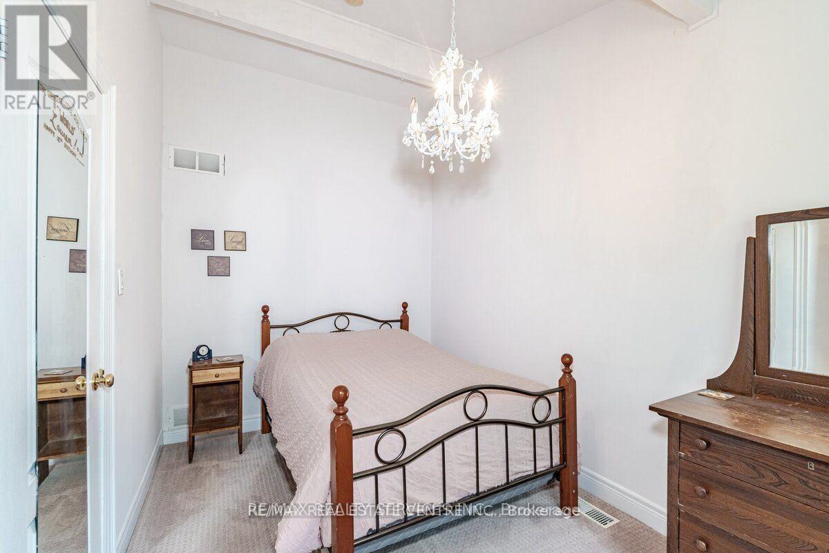 104 KENNEDY ROAD - 23