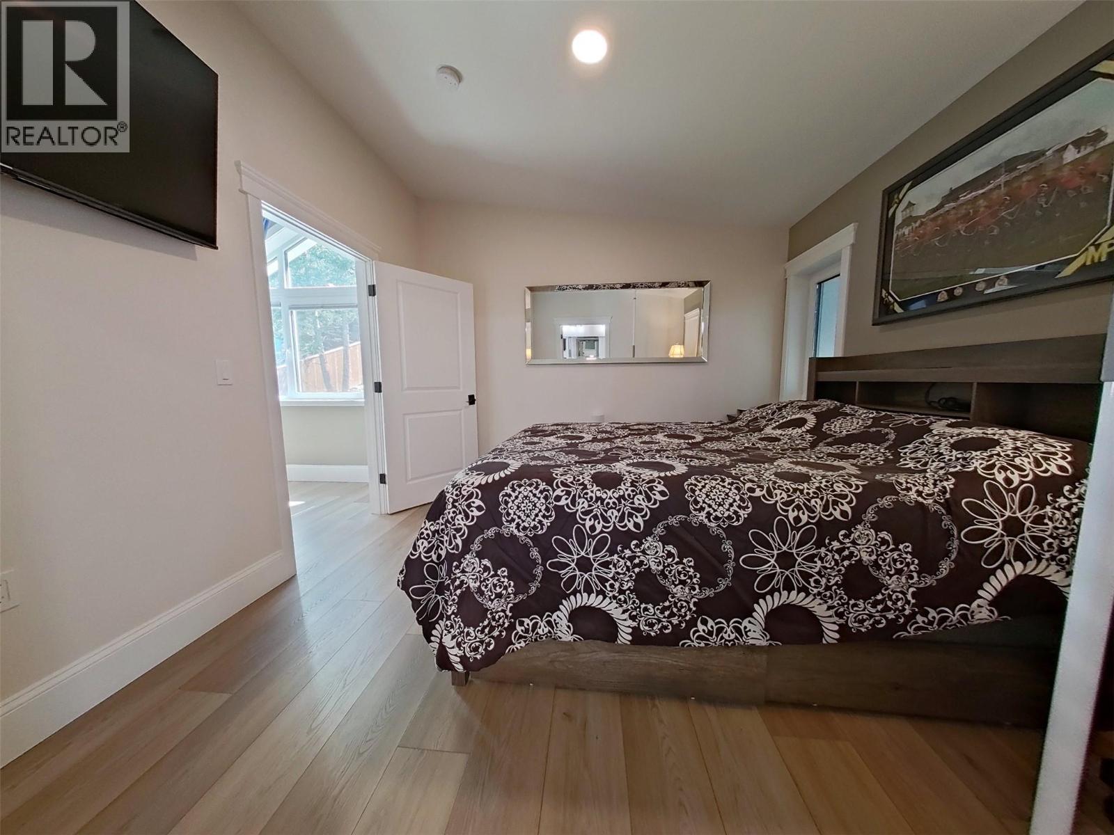 1578 MT FISHER Crescent - 48