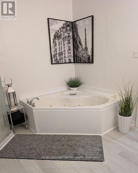 31 PAUL REXE BOULEVARD E - 25