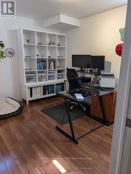 31 PAUL REXE BOULEVARD E - 32