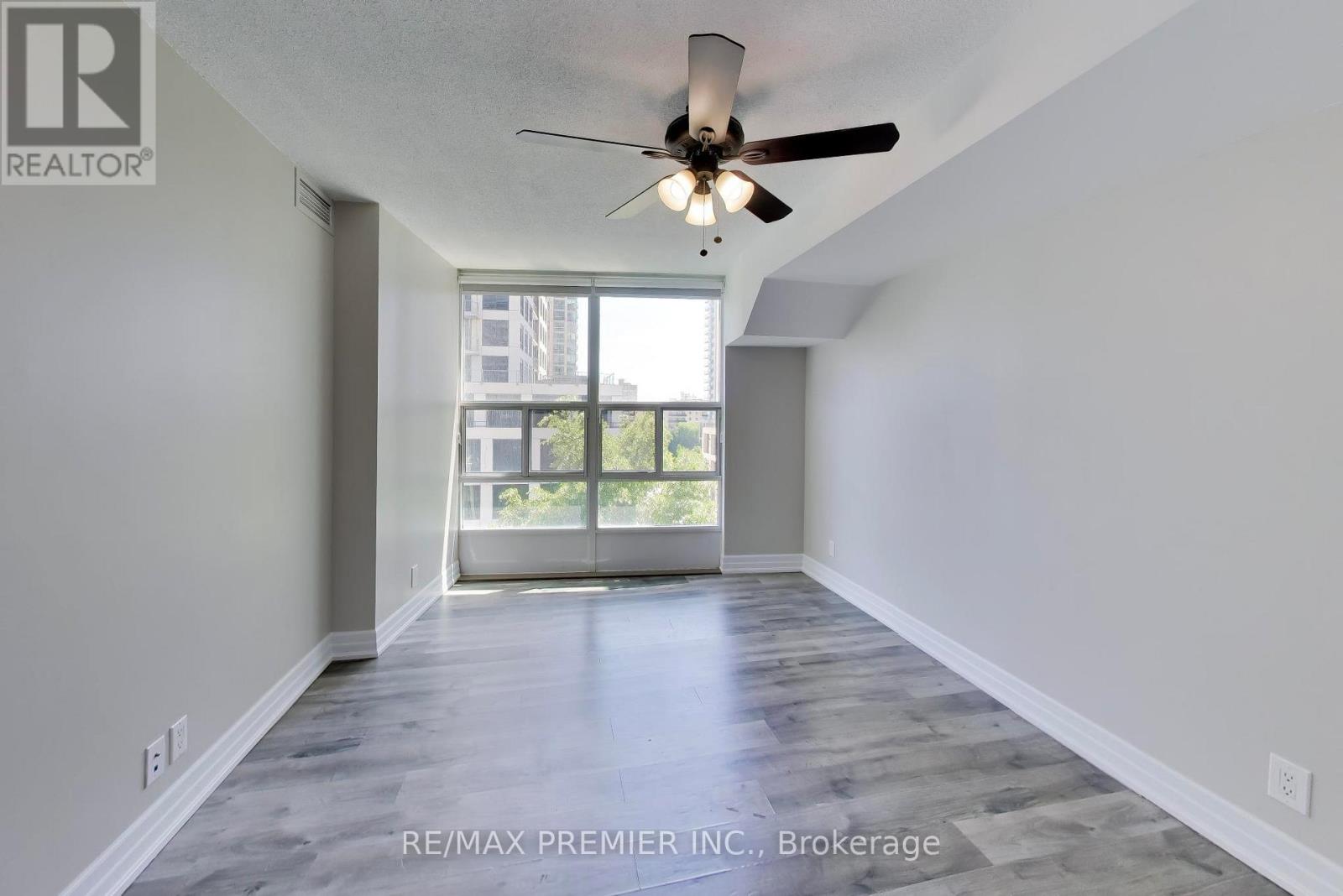 #612 33 ELM DRIVE W - 21