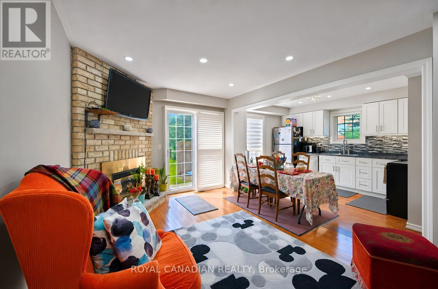 63 HEATHCLIFFE SQUARE - 15