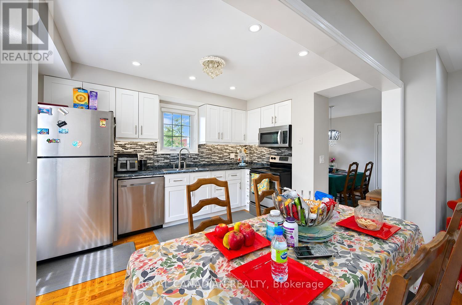 63 HEATHCLIFFE SQUARE - 19