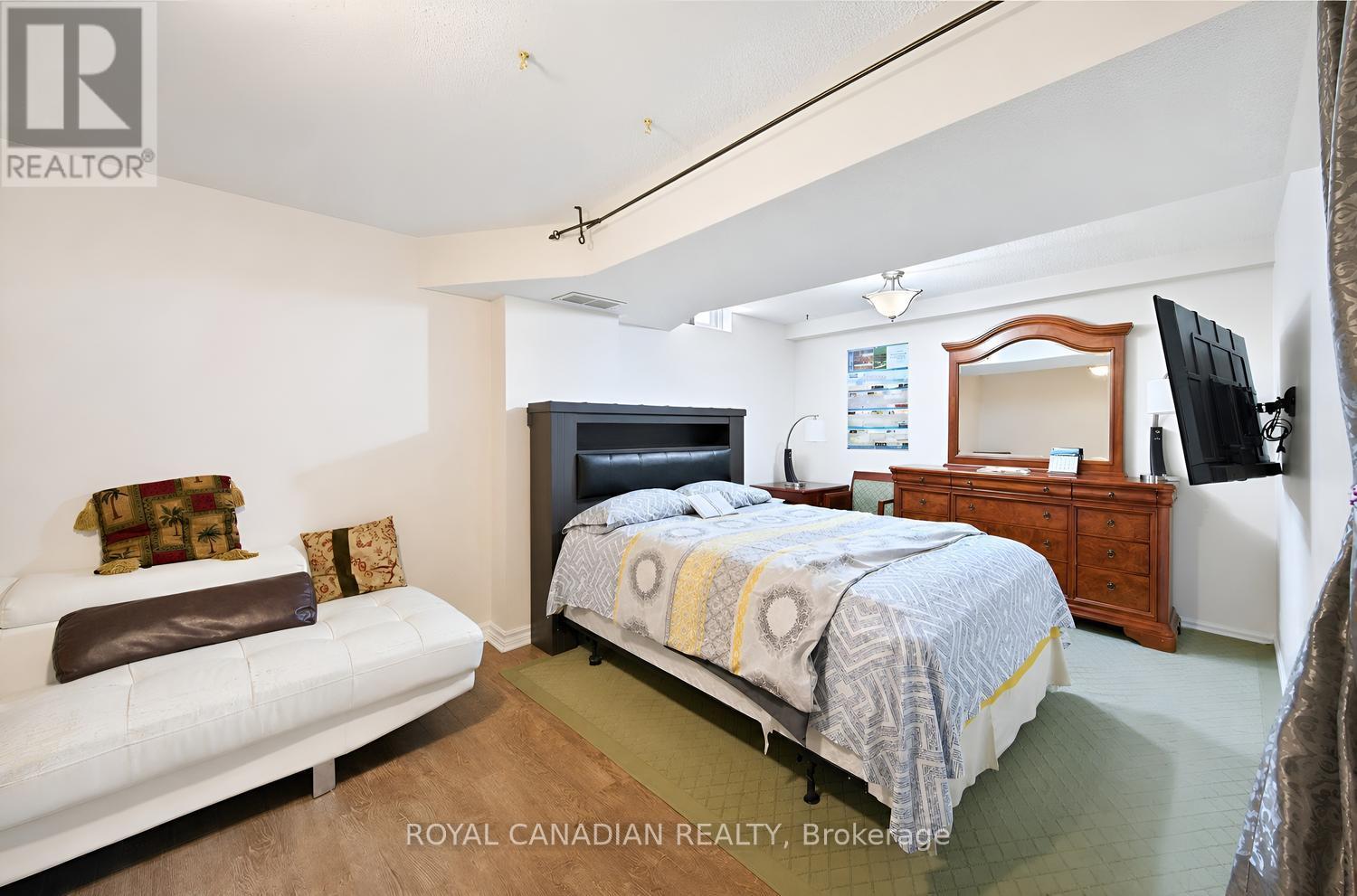63 HEATHCLIFFE SQUARE - 38