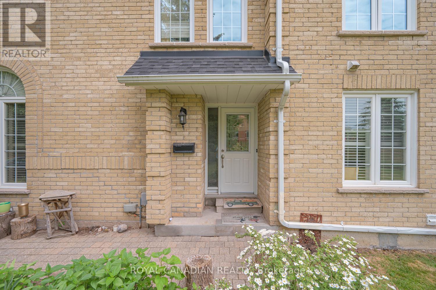63 HEATHCLIFFE SQUARE - 4