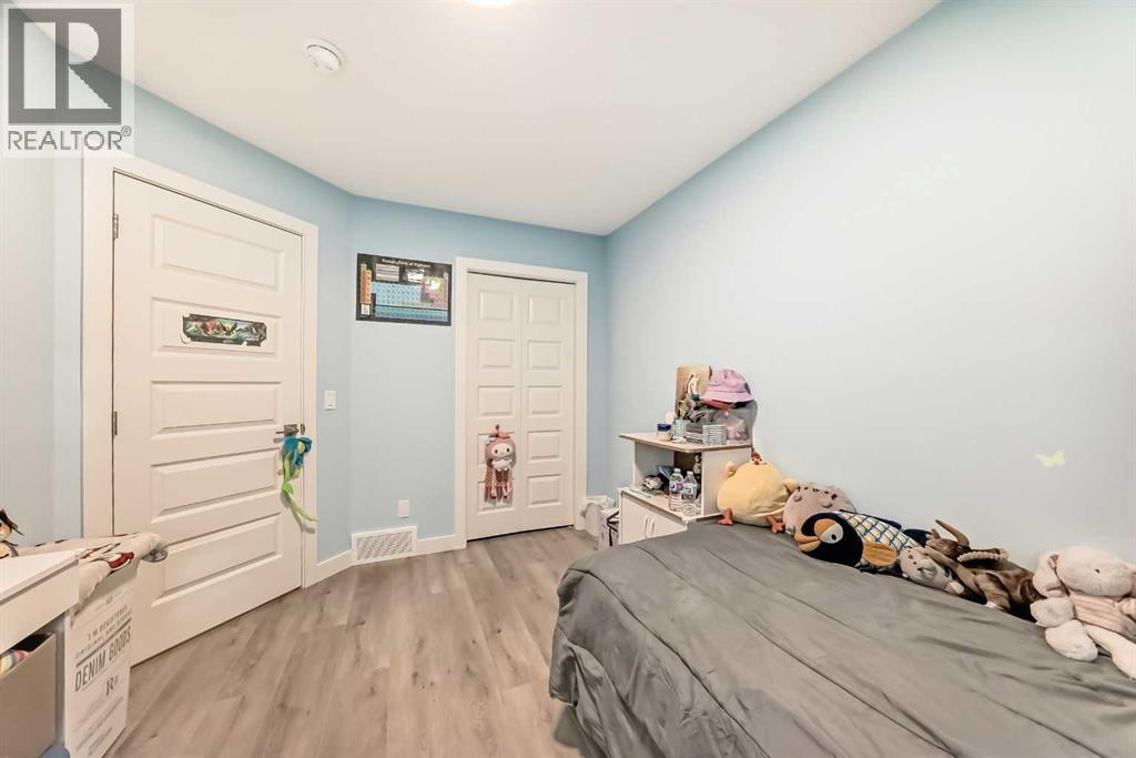 15053 37 Street SW - 25