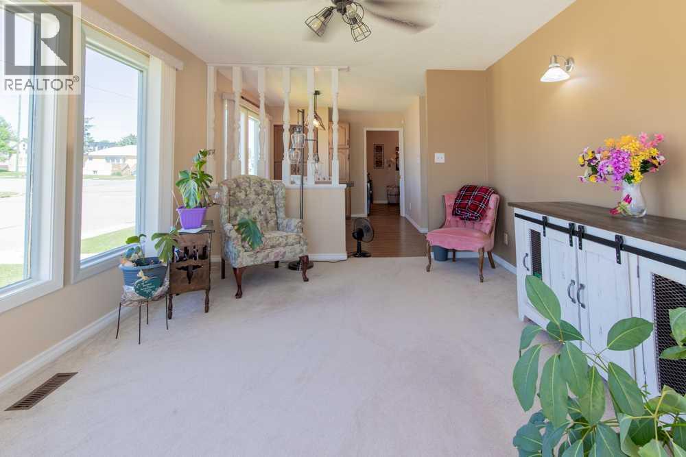 214 3 Street W - 11
