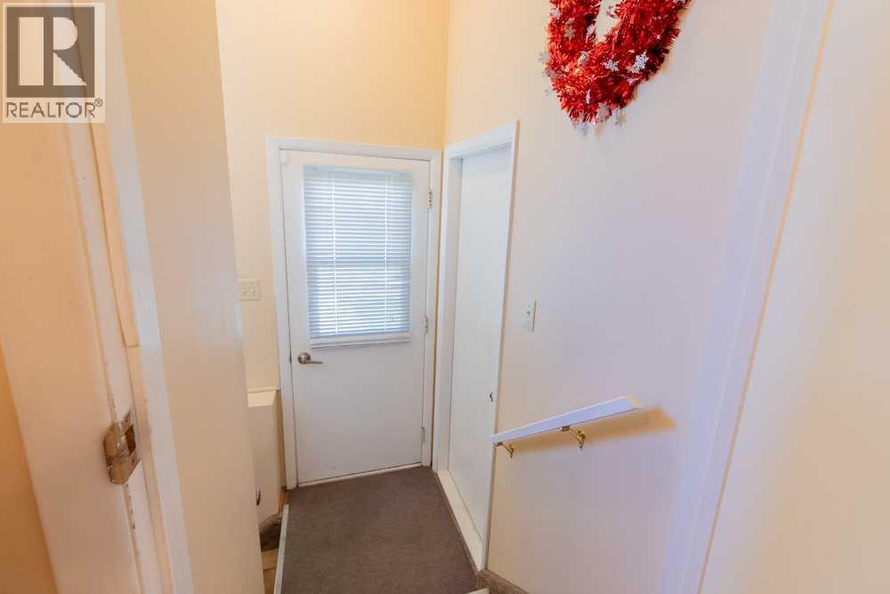 214 3 Street W - 32
