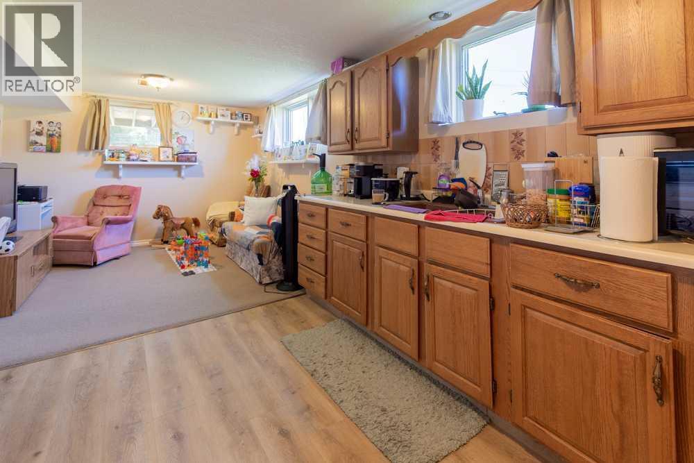214 3 Street W - 38