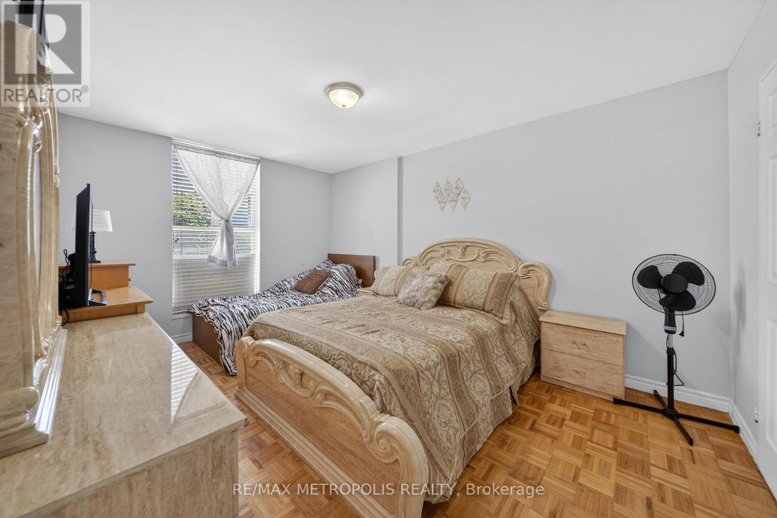 #104 2825 ISLINGTON AVENUE - 23