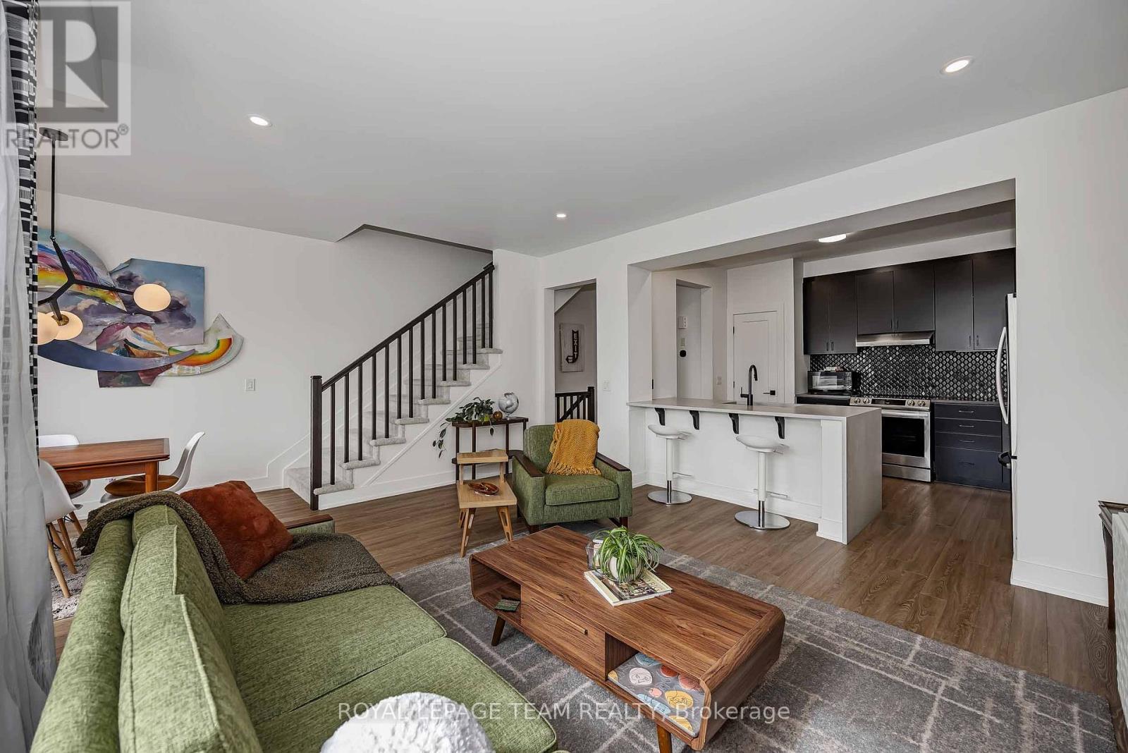 2 Bed, 2 Bath House for Sale in Ottawa – 305 SQUADRON CRESCENT, Ottawa – MLS# X13453198 - Image 14