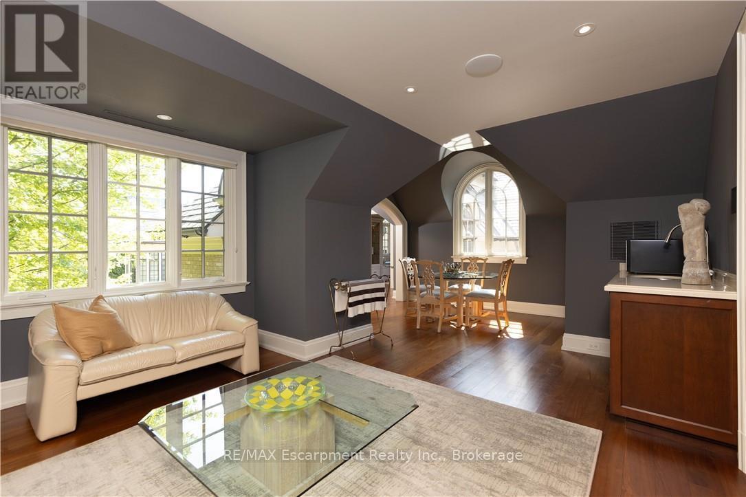 2054 LAKESHORE ROAD E - 23