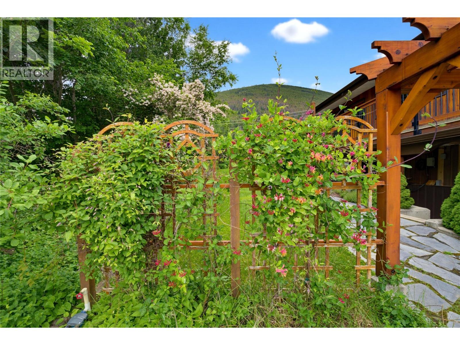 571 60 Street SW - 82