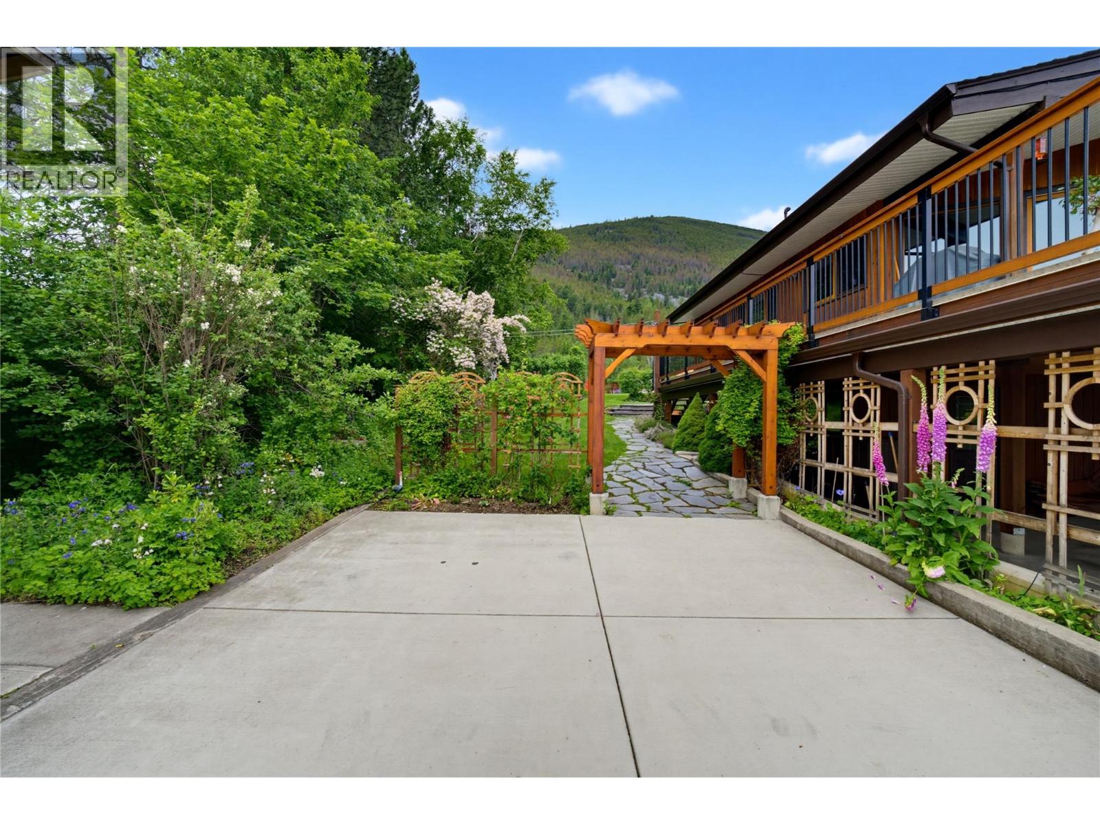 571 60 Street SW - 80