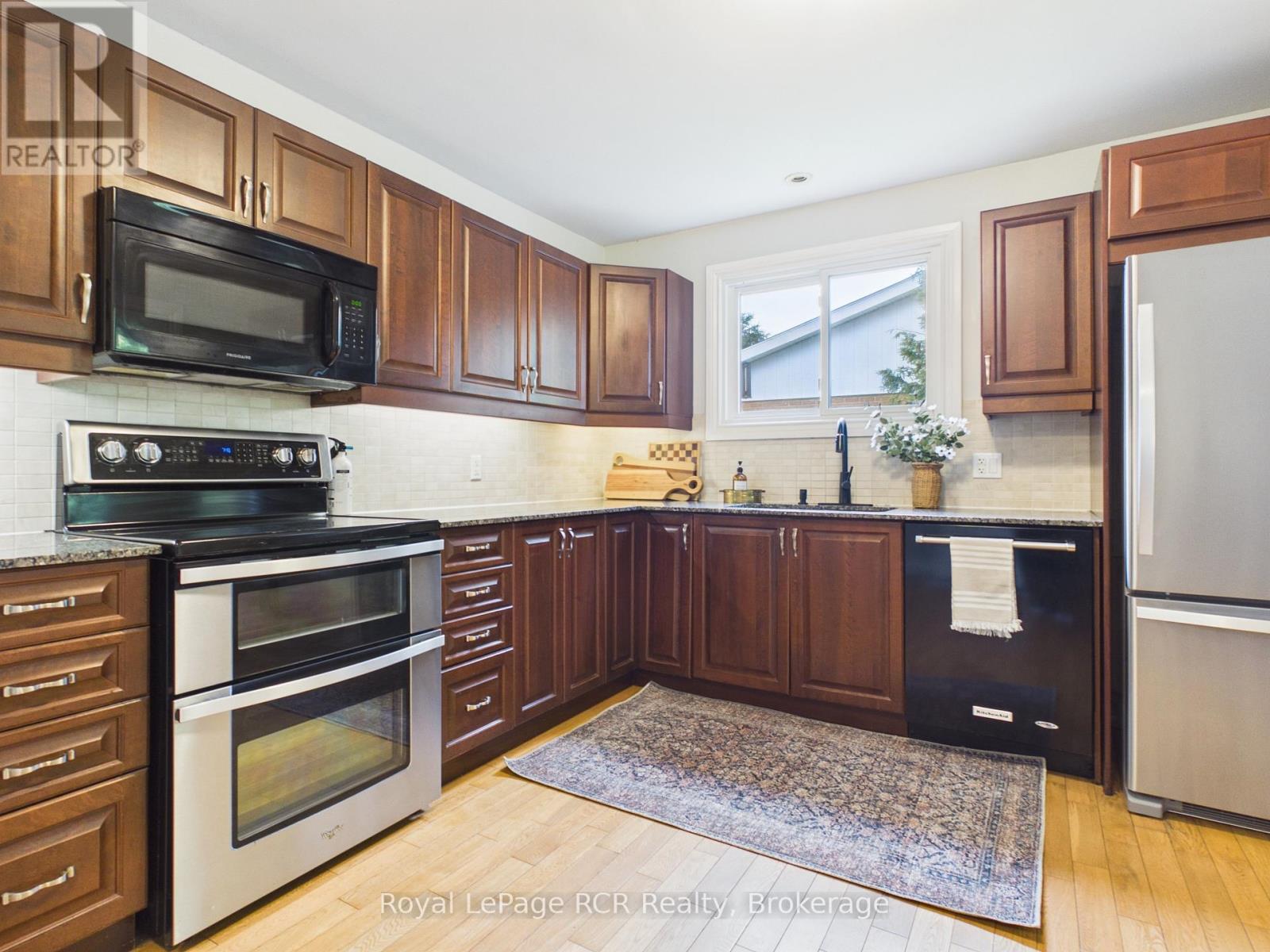 383 WELLINGTON STREET - 10