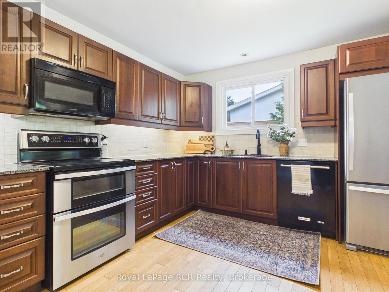 383 WELLINGTON STREET - 11