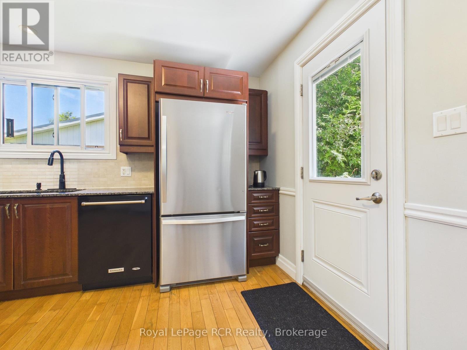 383 WELLINGTON STREET - 12