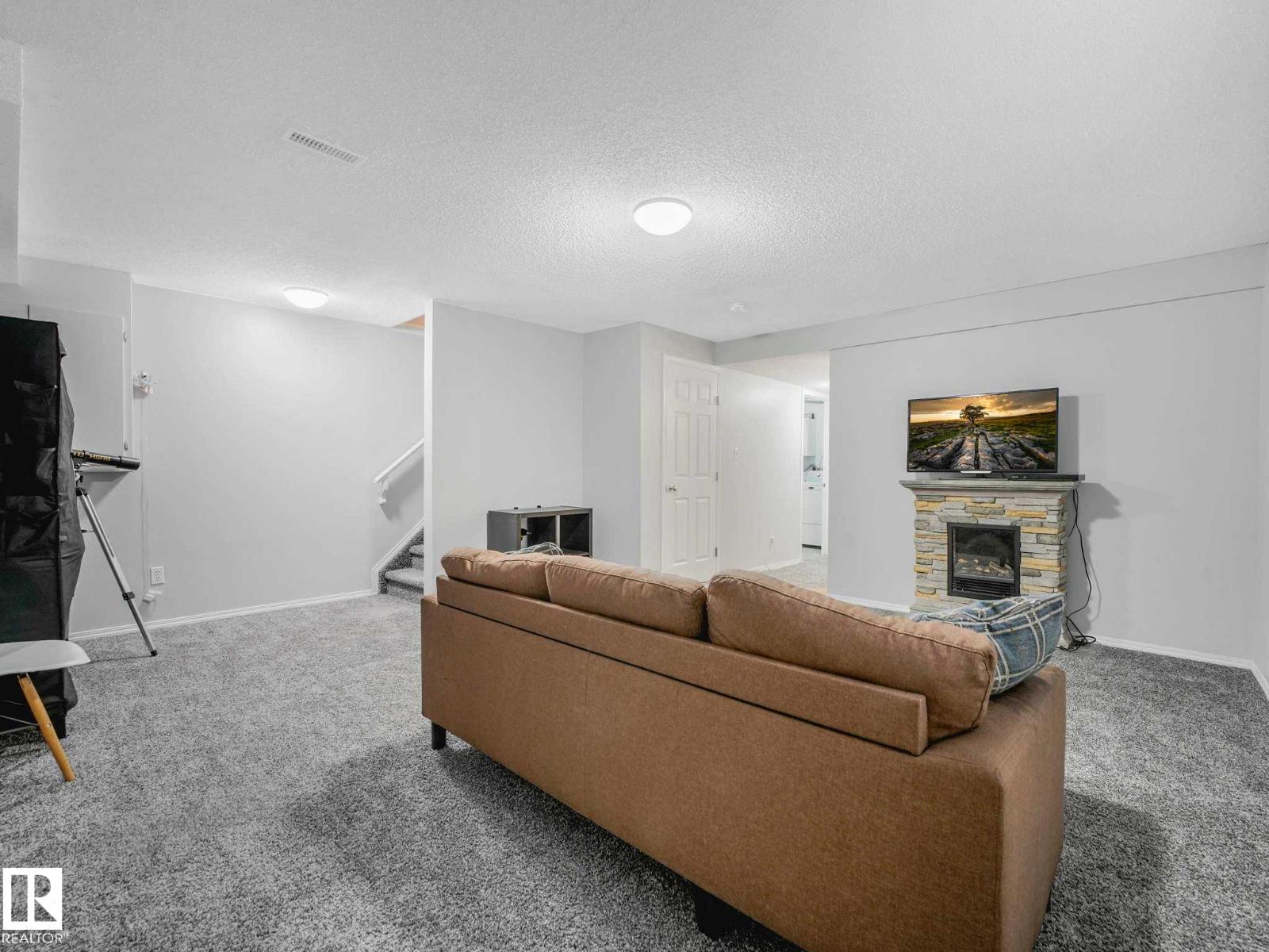 21360 89 AV NW - 33