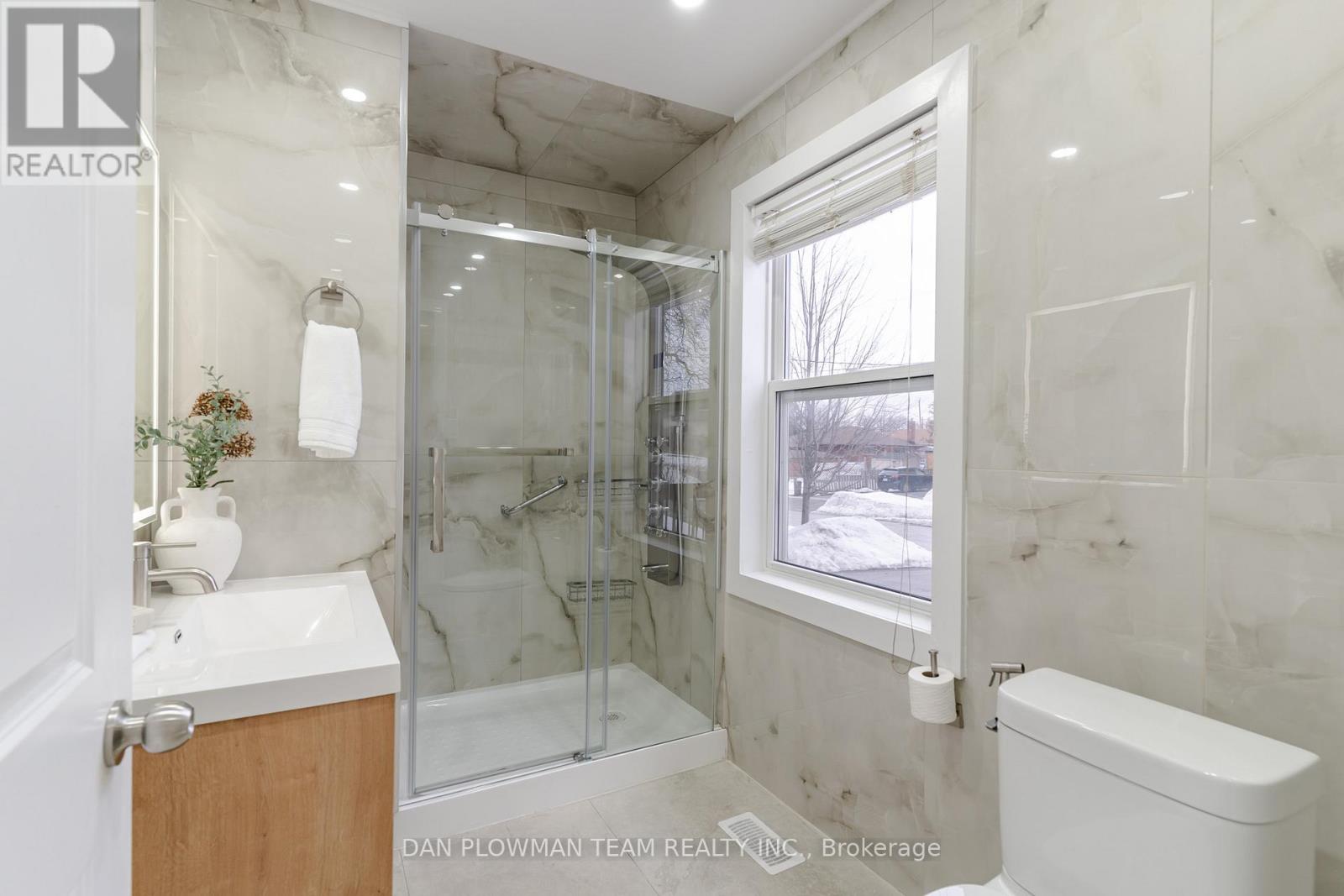 752 DOUGLAS STREET - 15