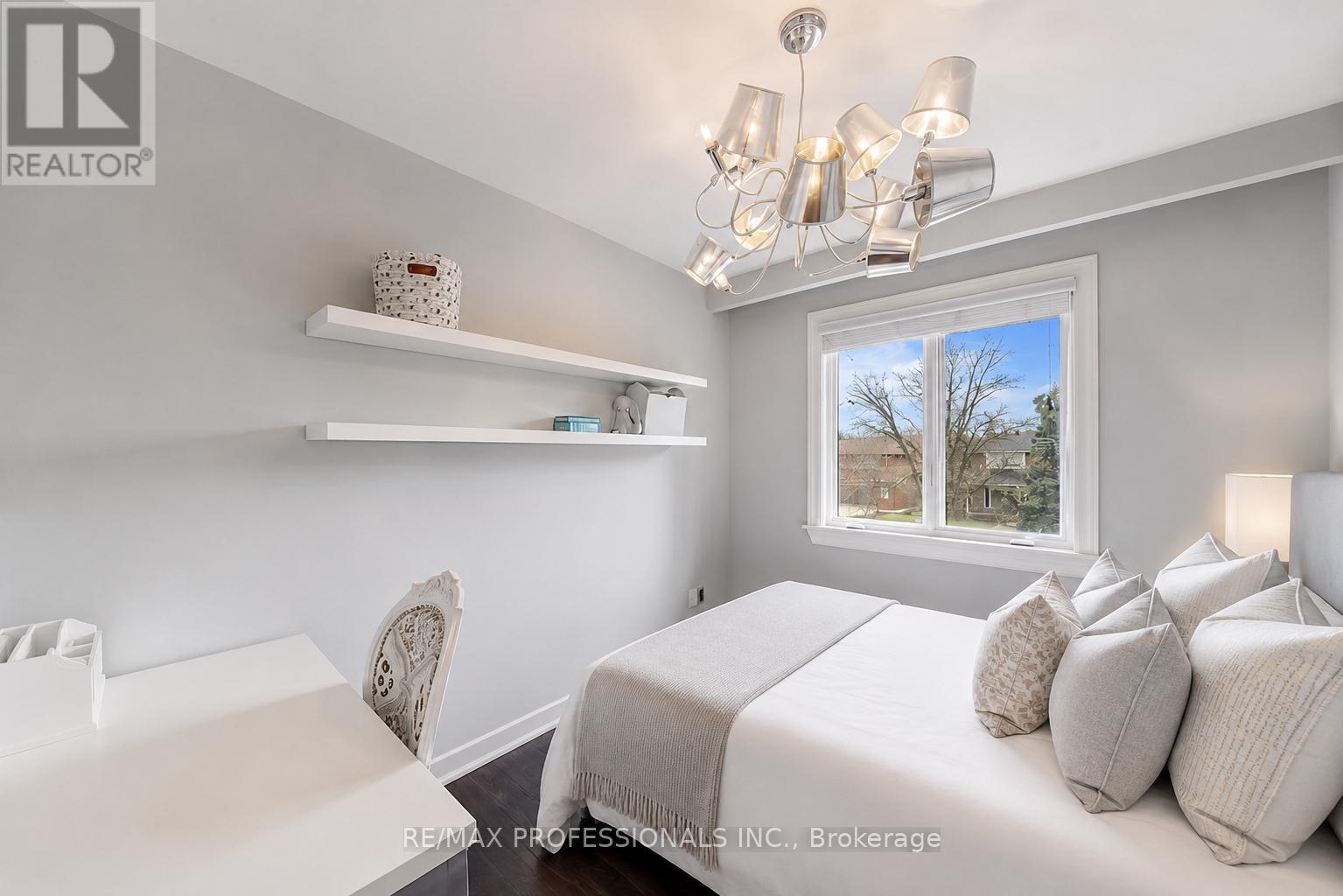 52 COURTSFIELD CRESCENT - 27