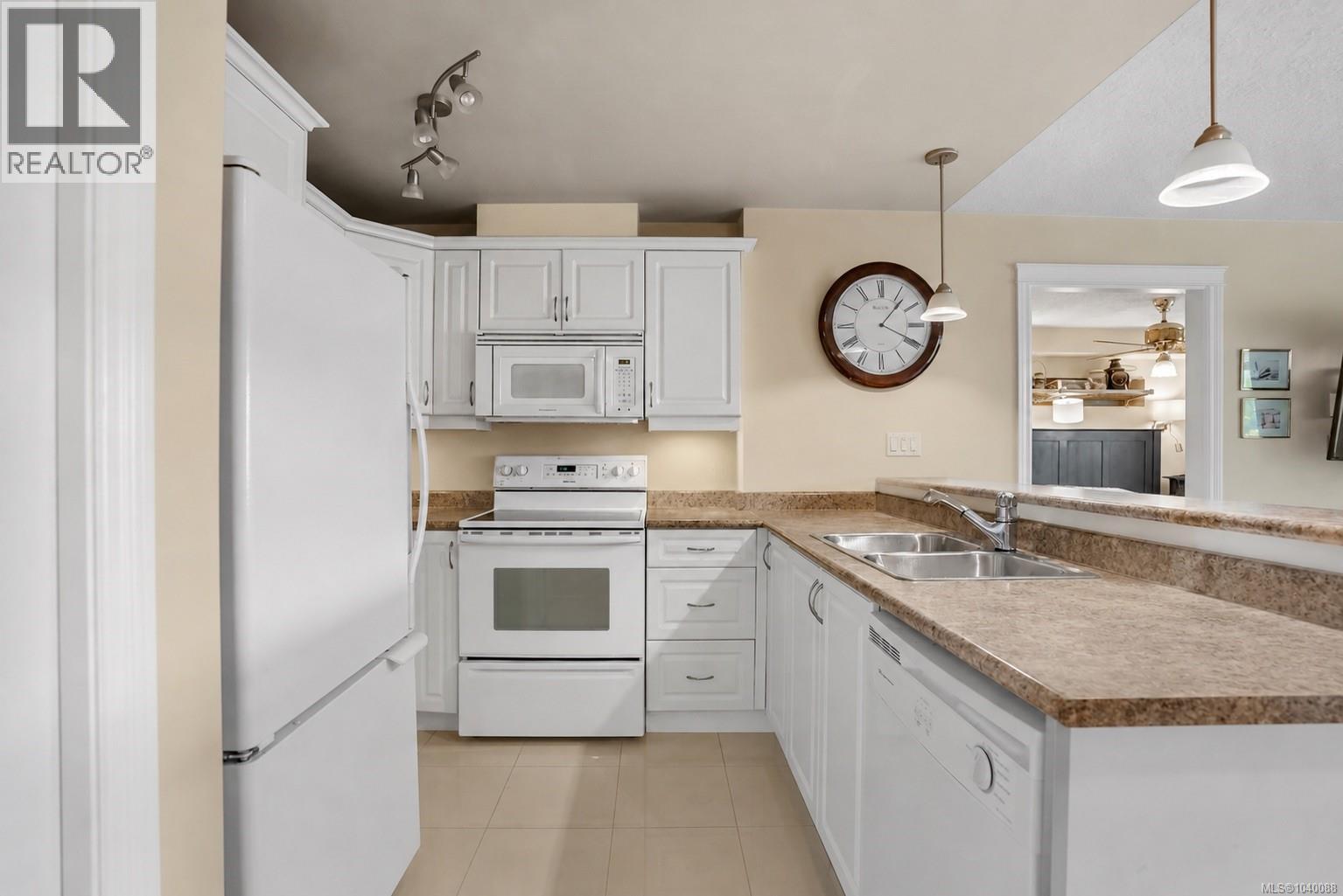 #204 4536 Viewmont Ave - 3