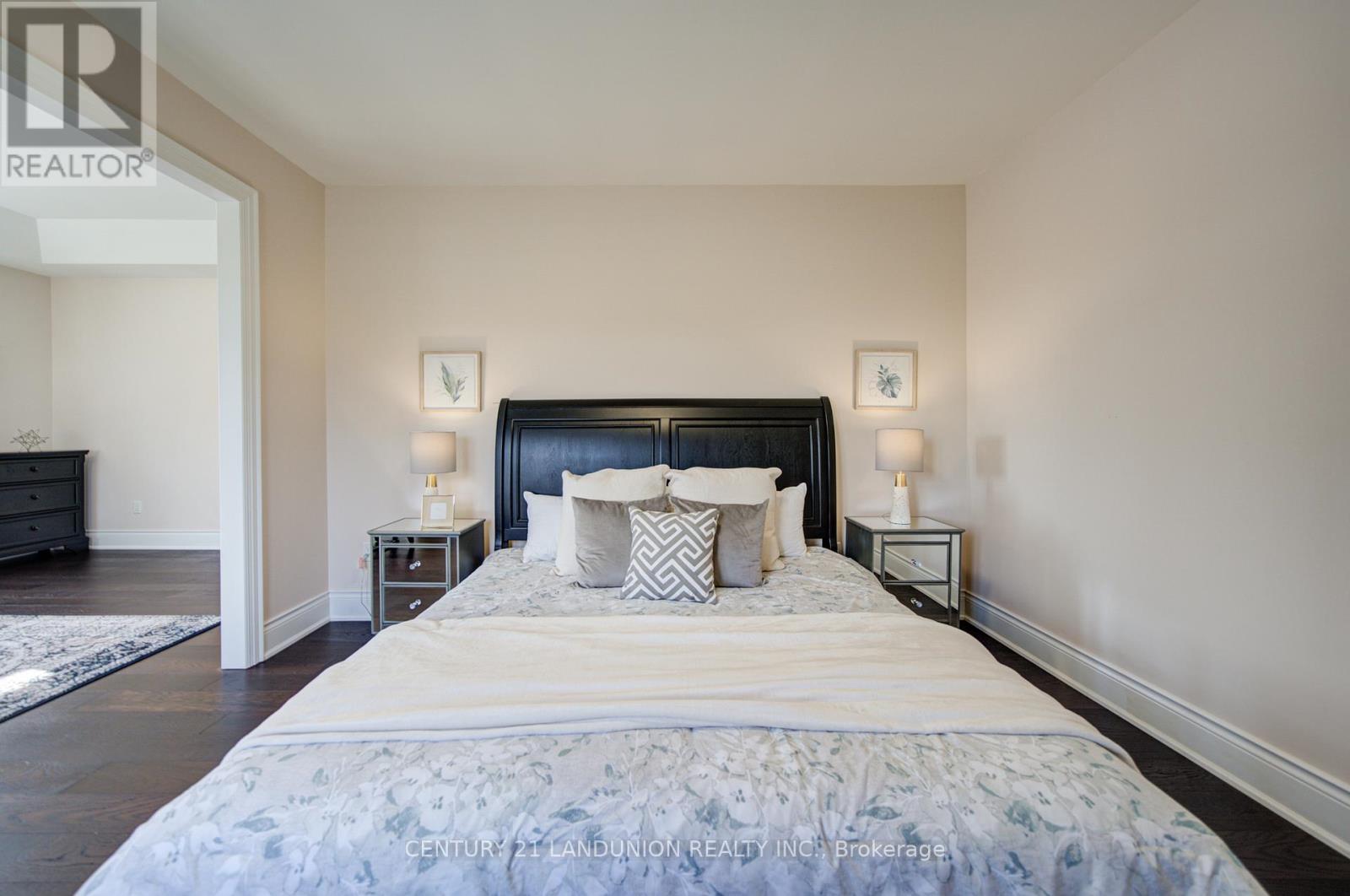 101 SILVER STERLING CRESCENT - 32