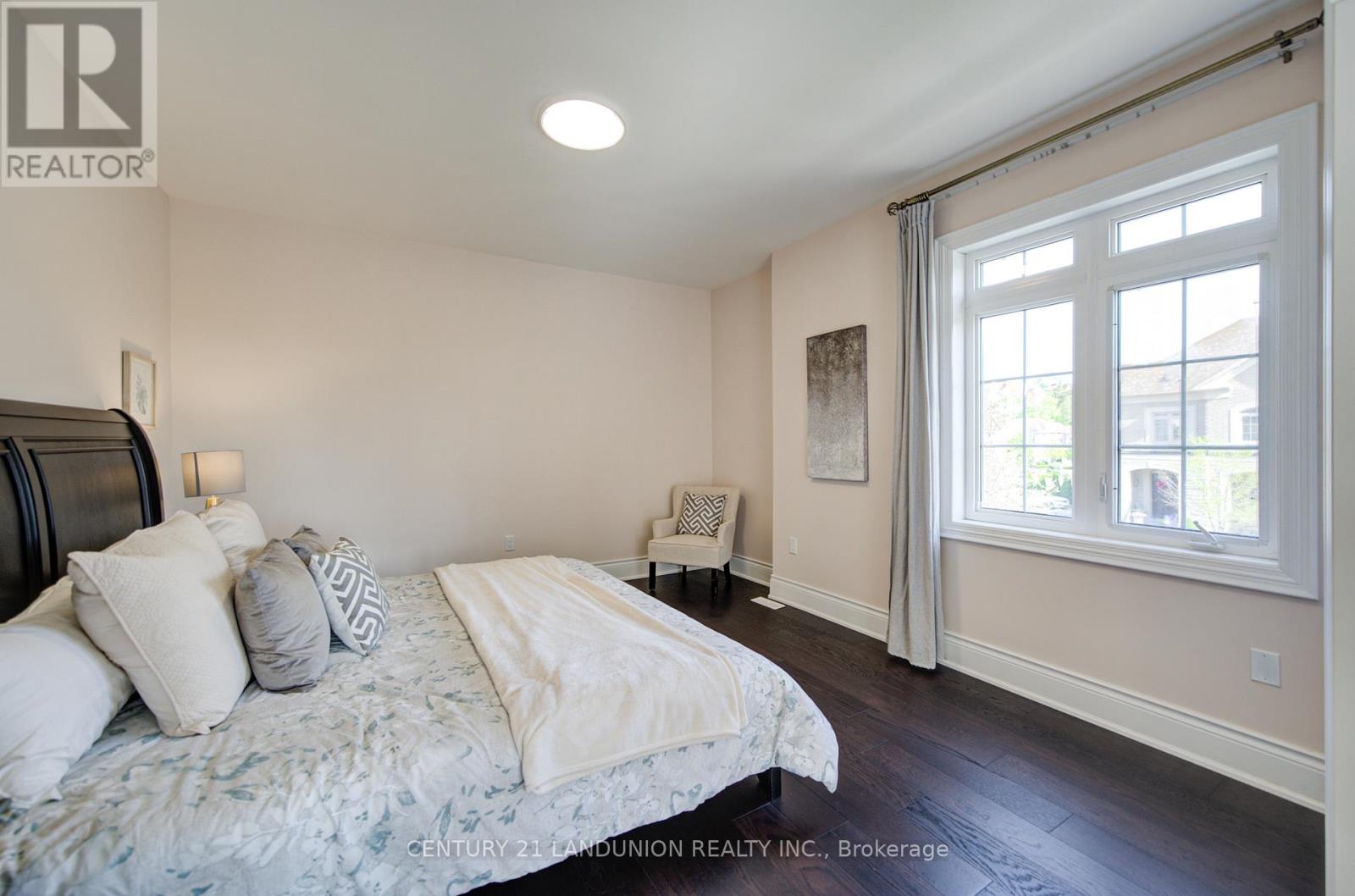 101 SILVER STERLING CRESCENT - 33