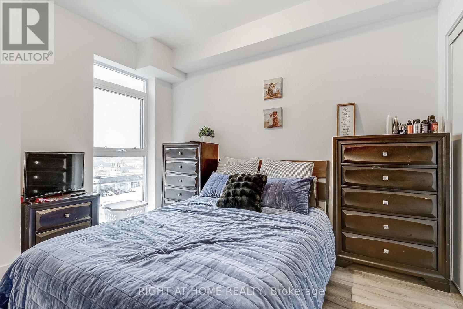 #604 470 DUNDAS STREET E - 32